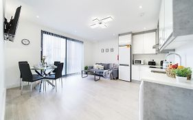 Livestay-Luxury Two Bed Apartment With Free Parking